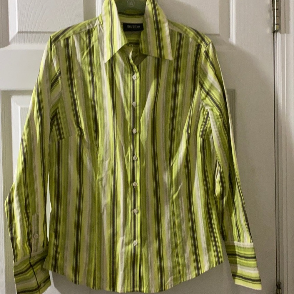 Metrostyle size 14 long sleeved blouse.